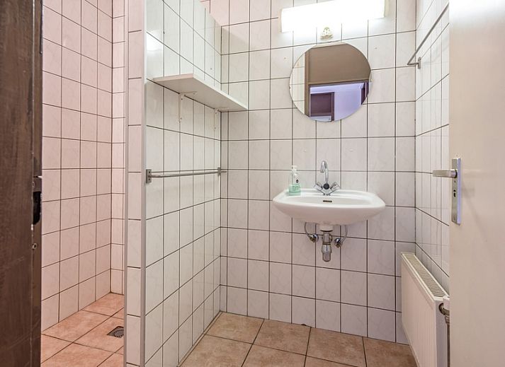 Ruime keuken in Vakantiehuis Slufterhoek 114, De Cocksdorp, Texel, met moderne apparatuur en gezellige eethoek.