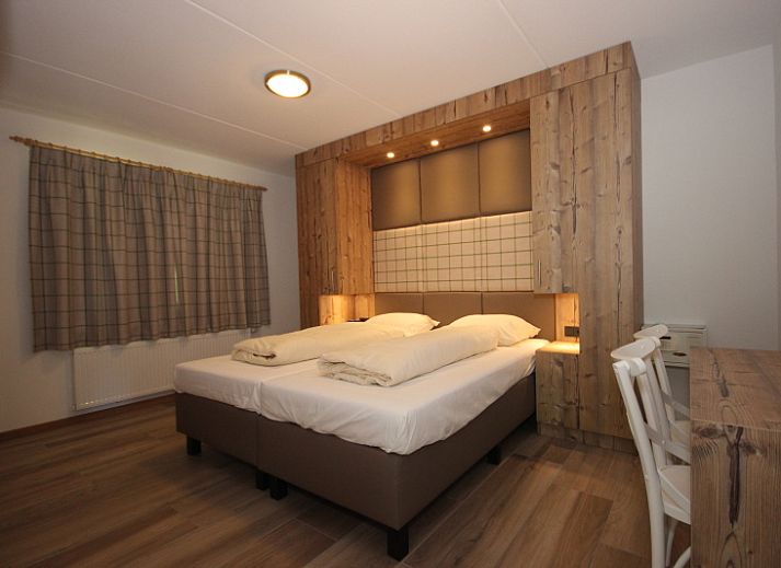 Villa De Witte Hoek 138 conservatory in De Cocksdorp on Texel, vacation home with thatched roof and sunny terrace in the nature of the Wadden Islands.