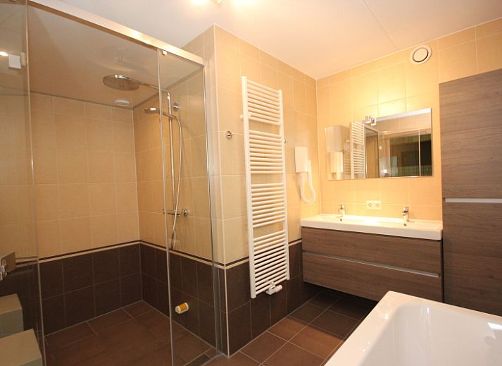 Villa De Witte Hoek 138 conservatory in De Cocksdorp on Texel, vacation home with thatched roof and sunny terrace in the nature of the Wadden Islands.