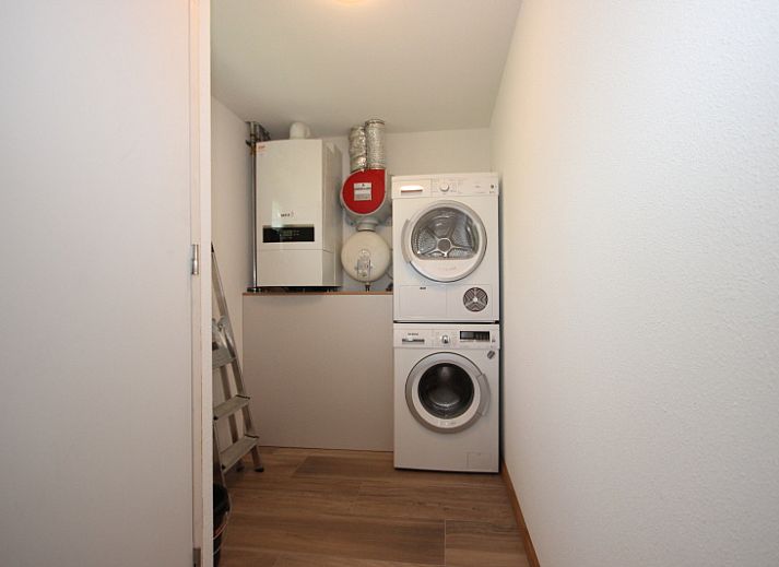 Modern kitchen in Villa De Witte Hoek 138 conservatory, De Cocksdorp Texel, vacation home with spacious dining room and views of the Wadden Islands.