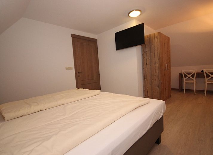 Modern kitchen in Villa De Witte Hoek 138 conservatory, De Cocksdorp Texel, vacation home with spacious dining room and views of the Wadden Islands.