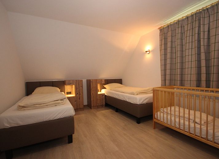 Modern kitchen in Villa De Witte Hoek 138 conservatory, De Cocksdorp Texel, vacation home with spacious dining room and views of the Wadden Islands.