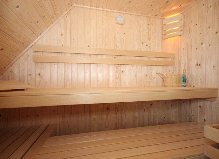 Modern kitchen in Villa De Witte Hoek 138 conservatory, De Cocksdorp Texel, vacation home with spacious dining room and views of the Wadden Islands.