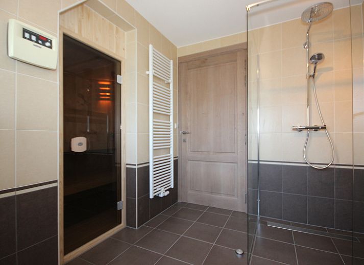 Modern kitchen in Villa De Witte Hoek 138 conservatory, De Cocksdorp Texel, vacation home with spacious dining room and views of the Wadden Islands.