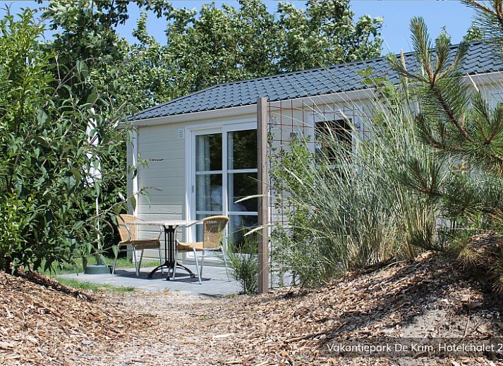 Geniet van de groene omgeving bij Luxe 2 persoons Hotelchalet in De Cocksdorp, Texel, Waddeneilanden.