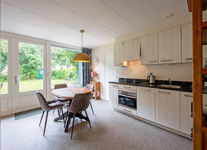 Vakantiehuis Slufterhoek 150 in De Cocksdorp Texel met groene tuin en terras.