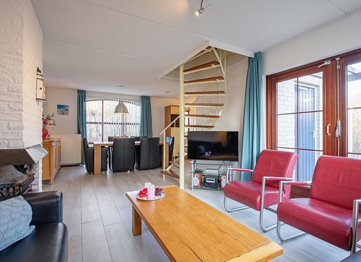 Ferienhaus Roggeslootweg Nr. 656 in De Cocksdorp, Texel, umgeben von gruener Natur und rustikalem Charme auf den Watteninseln.