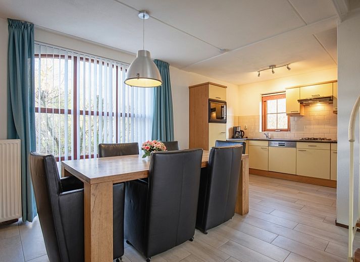 Ferienhaus Roggeslootweg Nr. 656 in De Cocksdorp, Texel, umgeben von gruener Natur und rustikalem Charme auf den Watteninseln.