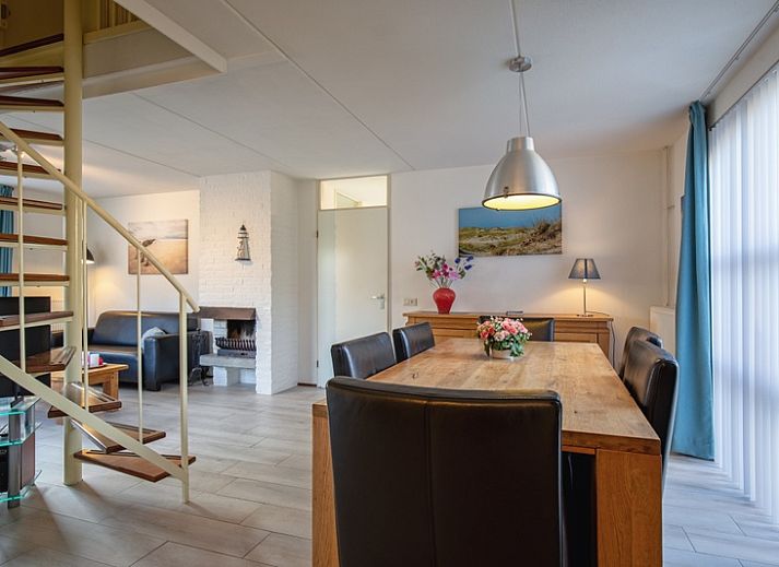 Ferienhaus Roggeslootweg Nr. 656 in De Cocksdorp, Texel, umgeben von gruener Natur und rustikalem Charme auf den Watteninseln.