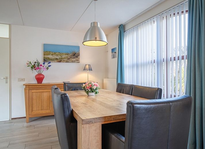 Gemuetliche Kueche und Essbereich im Ferienhaus Roggeslootweg Nr. 656, De Cocksdorp, Texel, ideal fuer einen entspannten Aufenthalt auf den Watteninseln.