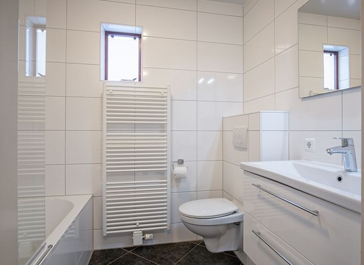 Gemuetliche Kueche und Essbereich im Ferienhaus Roggeslootweg Nr. 656, De Cocksdorp, Texel, ideal fuer einen entspannten Aufenthalt auf den Watteninseln.