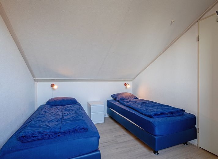 Gemuetlicher Innenbereich des Roggeslootweg Nr. 656, Ferienhaus in De Cocksdorp, Texel. Modernes Esszimmer mit offener Kueche und Treppe.