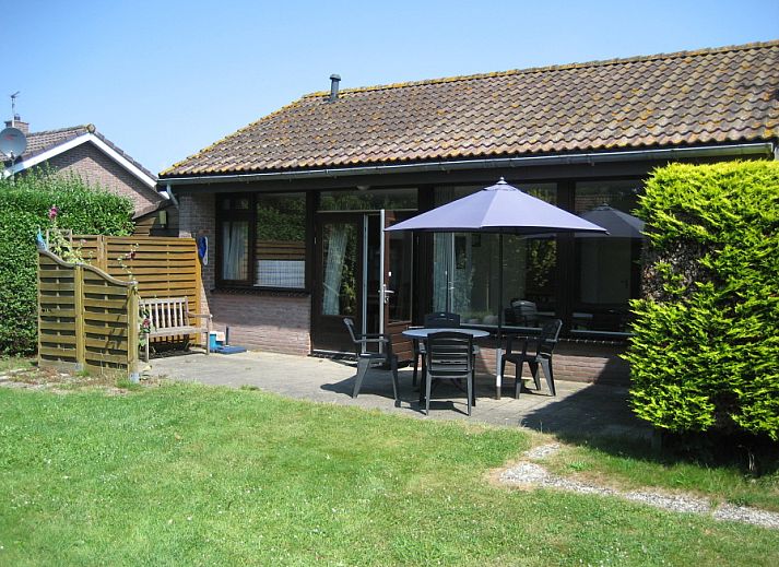 Vakantiehuis Slufterhoek 100 in De Cocksdorp, Texel met zonnig terras en groene tuin.