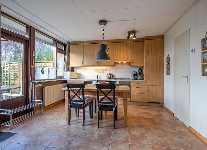 Gezellige woonkamer van Vakantiehuis Slufterhoek 100 in De Cocksdorp, Texel met comfortabele banken.