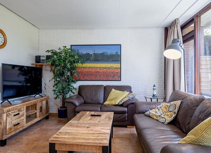 Gezellige woonkamer van Vakantiehuis Slufterhoek 100 in De Cocksdorp, Texel met comfortabele banken.