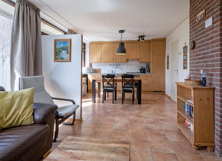 Gezellige woonkamer van Vakantiehuis Slufterhoek 100 in De Cocksdorp, Texel met comfortabele banken.