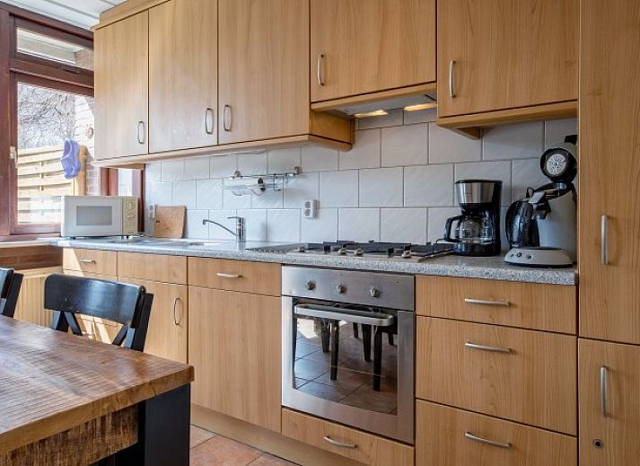 Gezellige woonkamer van Vakantiehuis Slufterhoek 100 in De Cocksdorp, Texel met comfortabele banken.