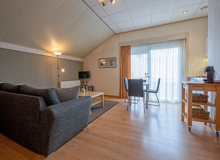 Gezellige woonkamer in Type 9 - 2109 vakantiehuis, De Cocksdorp, Texel met comfortabele zithoek en eethoek.