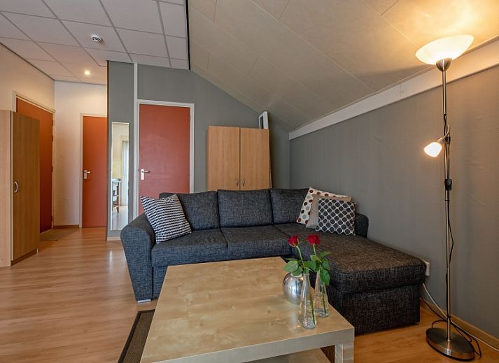 Gezellige woonkamer in Type 9 - 2109 vakantiehuis, De Cocksdorp, Texel met comfortabele zithoek en eethoek.