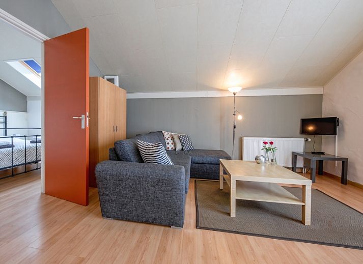 Gezellige woonkamer in Type 9 - 2109 vakantiehuis, De Cocksdorp, Texel met comfortabele zithoek en eethoek.