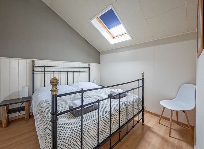 Lichte leefruimte in Type 9 - 2109 vakantiehuis, De Cocksdorp, Texel met moderne meubels en grote ramen.