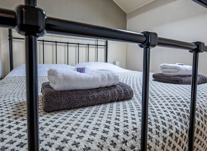 Lichte leefruimte in Type 9 - 2109 vakantiehuis, De Cocksdorp, Texel met moderne meubels en grote ramen.