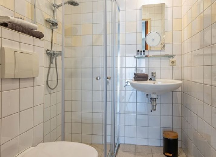 Lichte leefruimte in Type 9 - 2109 vakantiehuis, De Cocksdorp, Texel met moderne meubels en grote ramen.