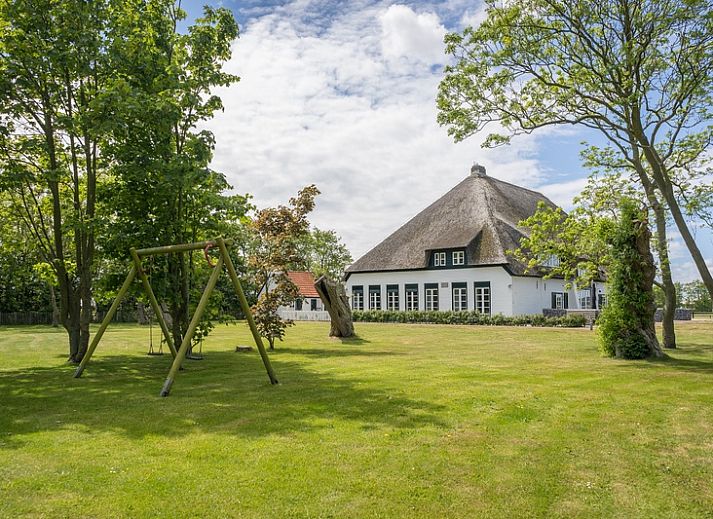 Esszimmer mit Holztisch und bequemen Stuehlen im Ferienhaus Typ T-3, De Cocksdorp.