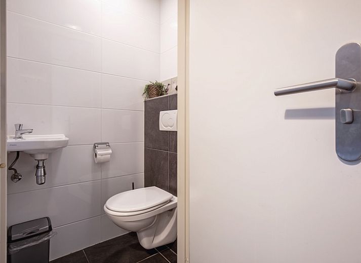 Gezellige woonkamer in Villapark Residentie Texel nr. 794, vakantiehuis in De Cocksdorp, Texel, met comfortabele zithoek en moderne inrichting.