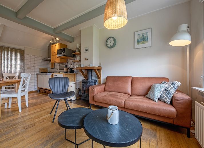 Charmant vakantiehuis Kikkertstraat 065 in De Cocksdorp, Texel, met een sfeervolle gevel en groene tuin.