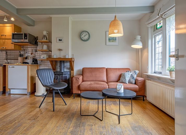 Charmant vakantiehuis Kikkertstraat 065 in De Cocksdorp, Texel, met een sfeervolle gevel en groene tuin.