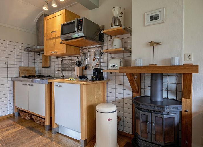 Charmant vakantiehuis Kikkertstraat 065 in De Cocksdorp, Texel, met een sfeervolle gevel en groene tuin.