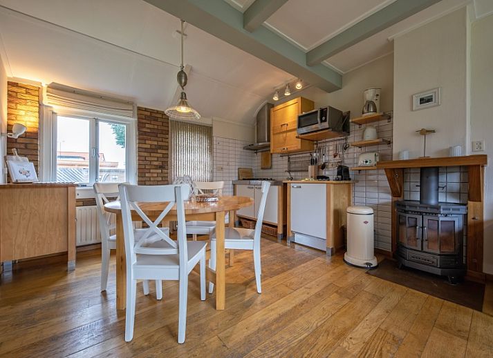 Charmant vakantiehuis Kikkertstraat 065 in De Cocksdorp, Texel, met een sfeervolle gevel en groene tuin.