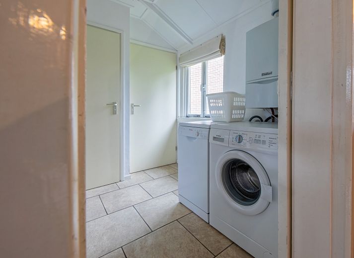 Gezellige woonkamer van Kikkertstraat 065, vakantiehuis in De Cocksdorp, Texel, met comfortabele zithoek.