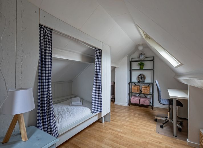Gezellige woonkamer van Kikkertstraat 065, vakantiehuis in De Cocksdorp, Texel, met comfortabele zithoek.