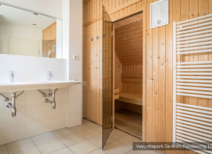 Familienvilla fuer 10 Personen in De Cocksdorp, Texel, mit schoener Aussicht auf den Teich und die umliegende Natur.