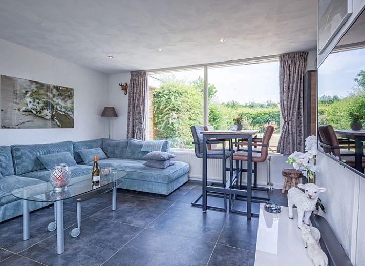 Enjoy the modern veranda at Bungalowpark Tamarisk, Bungalow Duin aan Zee Texel in De Cocksdorp, Texel.