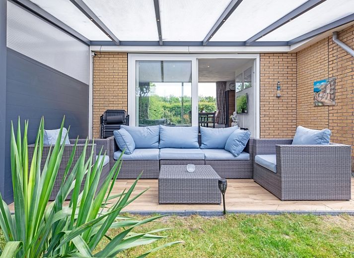 View of the green surroundings of Bungalow Duin aan Zee Texel in Bungalowpark Tamarisk, De Cocksdorp.