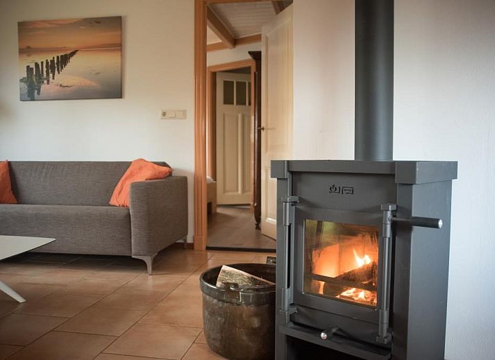 Innenraum des Ferienhauses Velduil in De Cocksdorp Texel mit grossem Wohnzimmer und Essbereich.