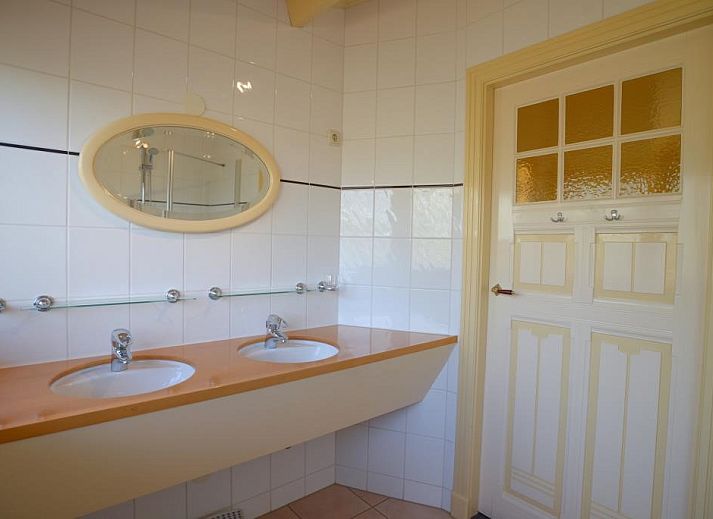 Velduil Ferienhaus in De Cocksdorp Texel mit sonniger Terrasse und moderner Architektur.