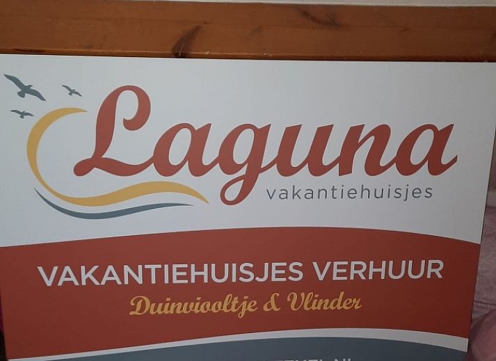 Cozy bedroom with two beds in vacation home Duinviooltje, De Cocksdorp, Texel.