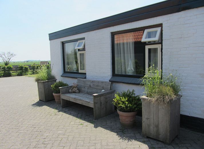 Cozy bedroom with two beds in vacation home Duinviooltje, De Cocksdorp, Texel.