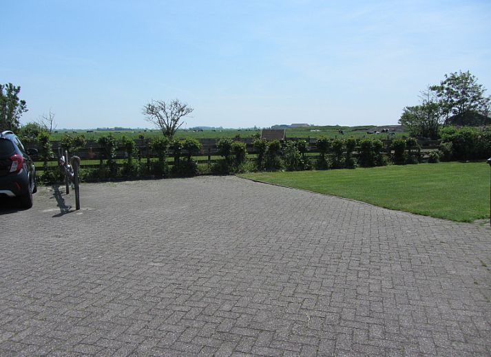 Cozy bedroom with two beds in vacation home Duinviooltje, De Cocksdorp, Texel.