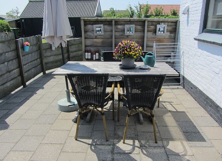 Cozy bedroom with two beds in vacation home Duinviooltje, De Cocksdorp, Texel.