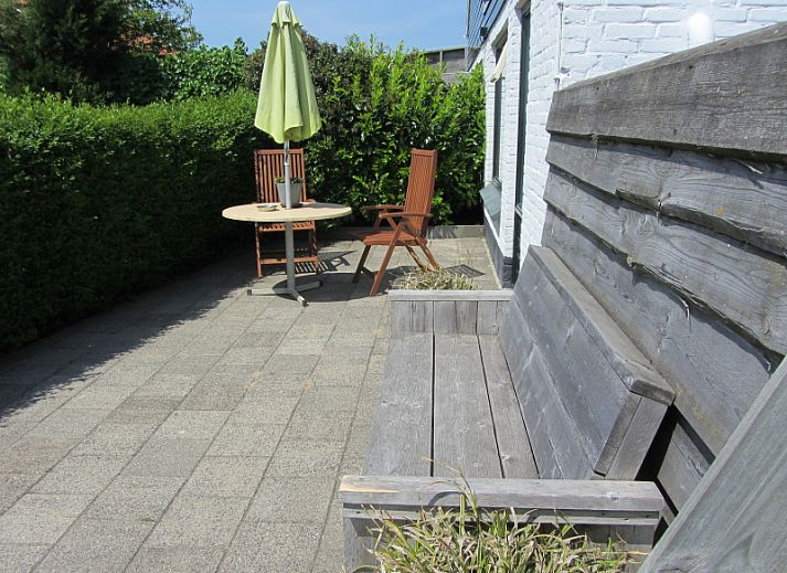 Single bedroom in Duinviooltje vacation home, De Cocksdorp, Texel overlooking the garden.