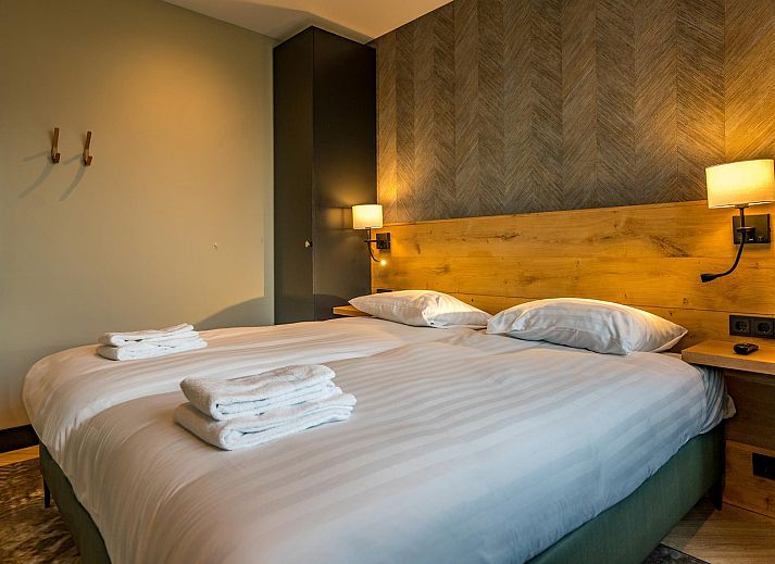 Cozy living room of Princenhof 1 - 6-pers in De Cocksdorp, Texel with comfortable sofas and stylish interior.