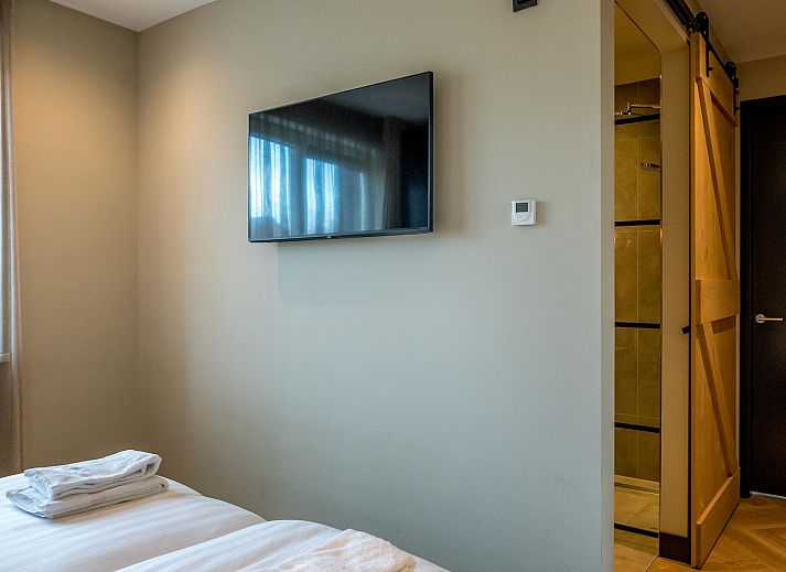 Cozy living room of Princenhof 1 - 6-pers in De Cocksdorp, Texel with comfortable sofas and stylish interior.