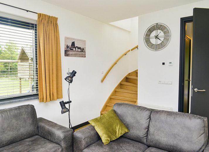 Zijaanzicht van De Postschipper vakantiehuis in De Cocksdorp, Texel, met ruime tuin.