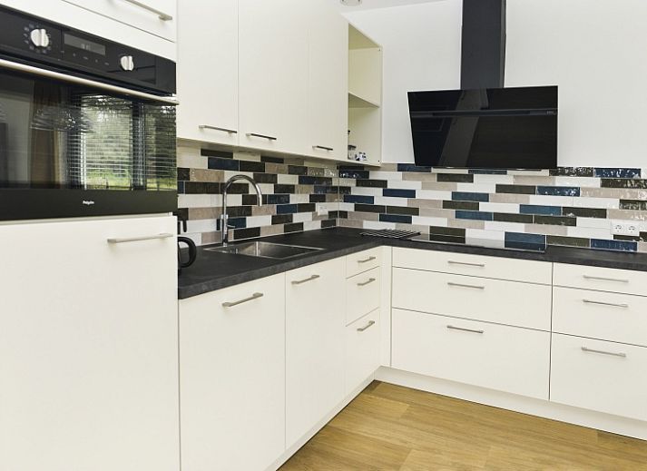 Zijaanzicht van De Postschipper vakantiehuis in De Cocksdorp, Texel, met ruime tuin.