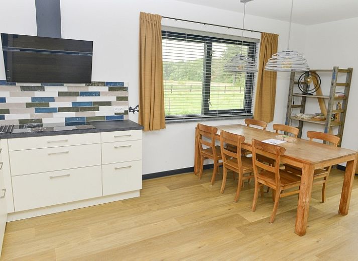 Zijaanzicht van De Postschipper vakantiehuis in De Cocksdorp, Texel, met ruime tuin.